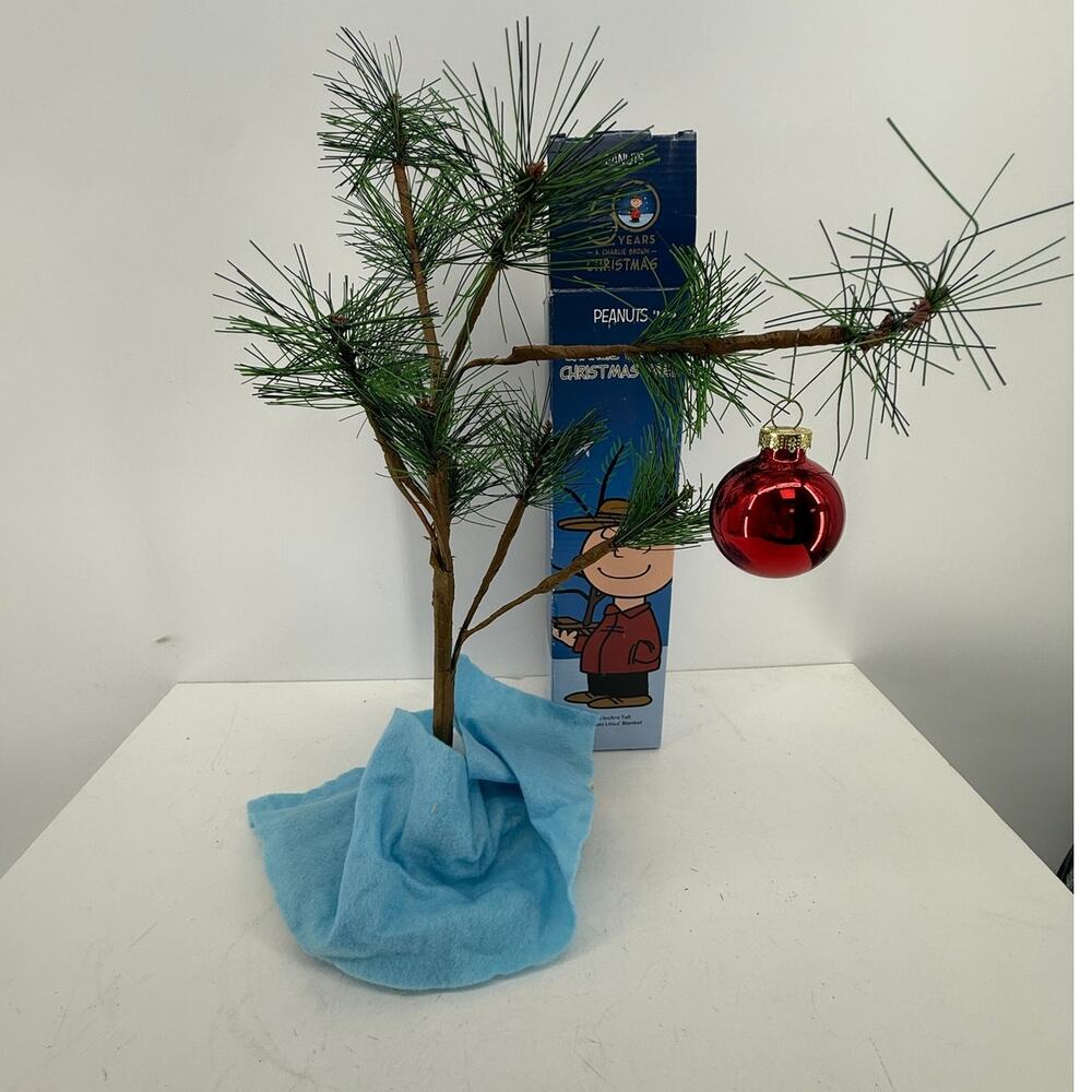 Peanuts Charlie Brown Christmas Tree 50th Anniversary 18 Inch Linus Blanket 2015